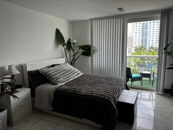 $1,950 | 19201 Collins Avenue, Unit 432, Sunny Isles Beach, FL 33160