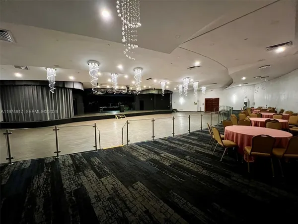 a view of an entryway with a livingroom