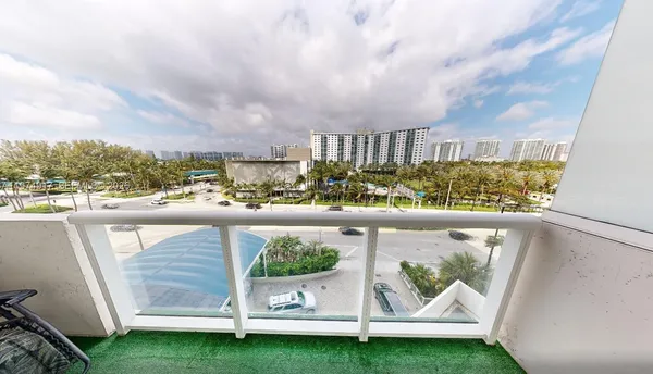 $1,950 | 19201 Collins Avenue, Unit 432, Sunny Isles Beach, FL 33160
