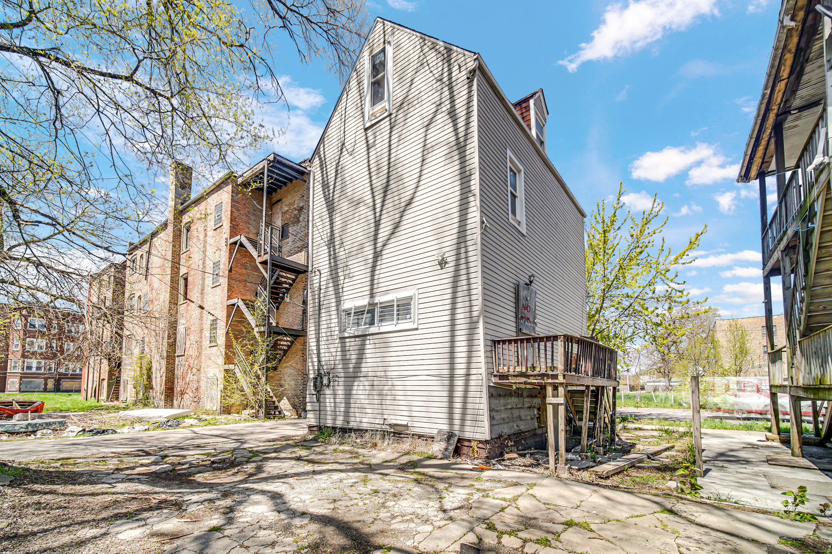 911 West Marquette Road Chicago, IL 60621 - Photo 3 of 13 a backyard of a building with table and chairs
