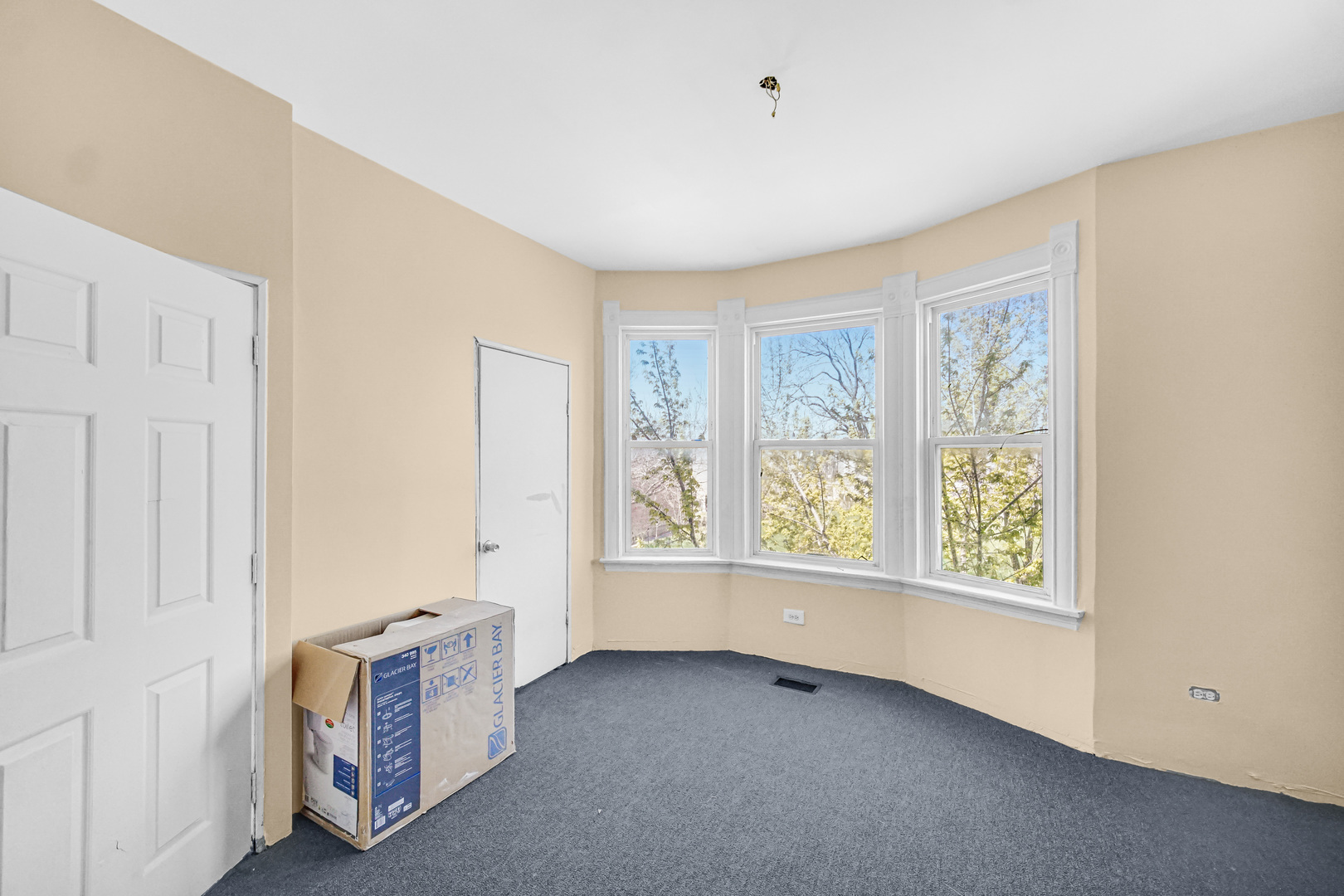 911 West Marquette Road Chicago, IL 60621 - Photo 4 of 13 an empty room with windows