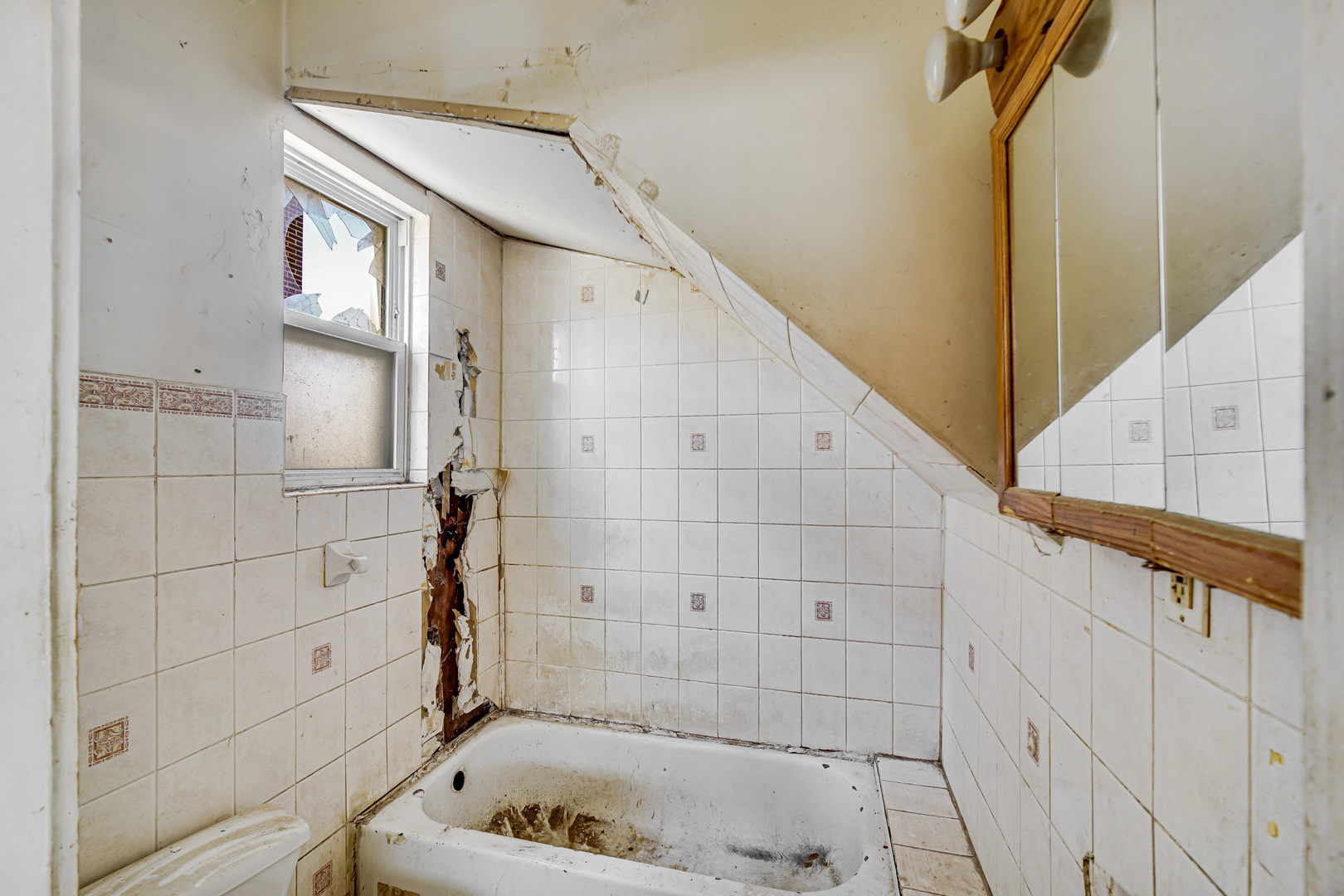 911 West Marquette Road Chicago, IL 60621 - Photo 10 of 13 a bathroom with a bathtub and shower