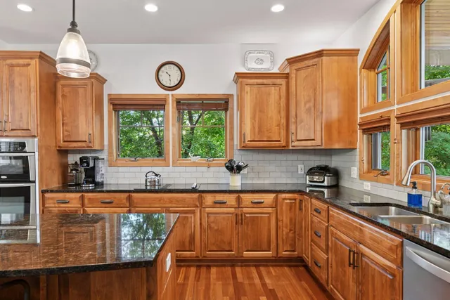 $777,000 | 6040 Oakview Court, Excelsior, MN 55331