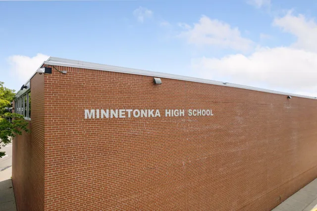 $777,000 | 6040 Oakview Court, Excelsior, MN 55331