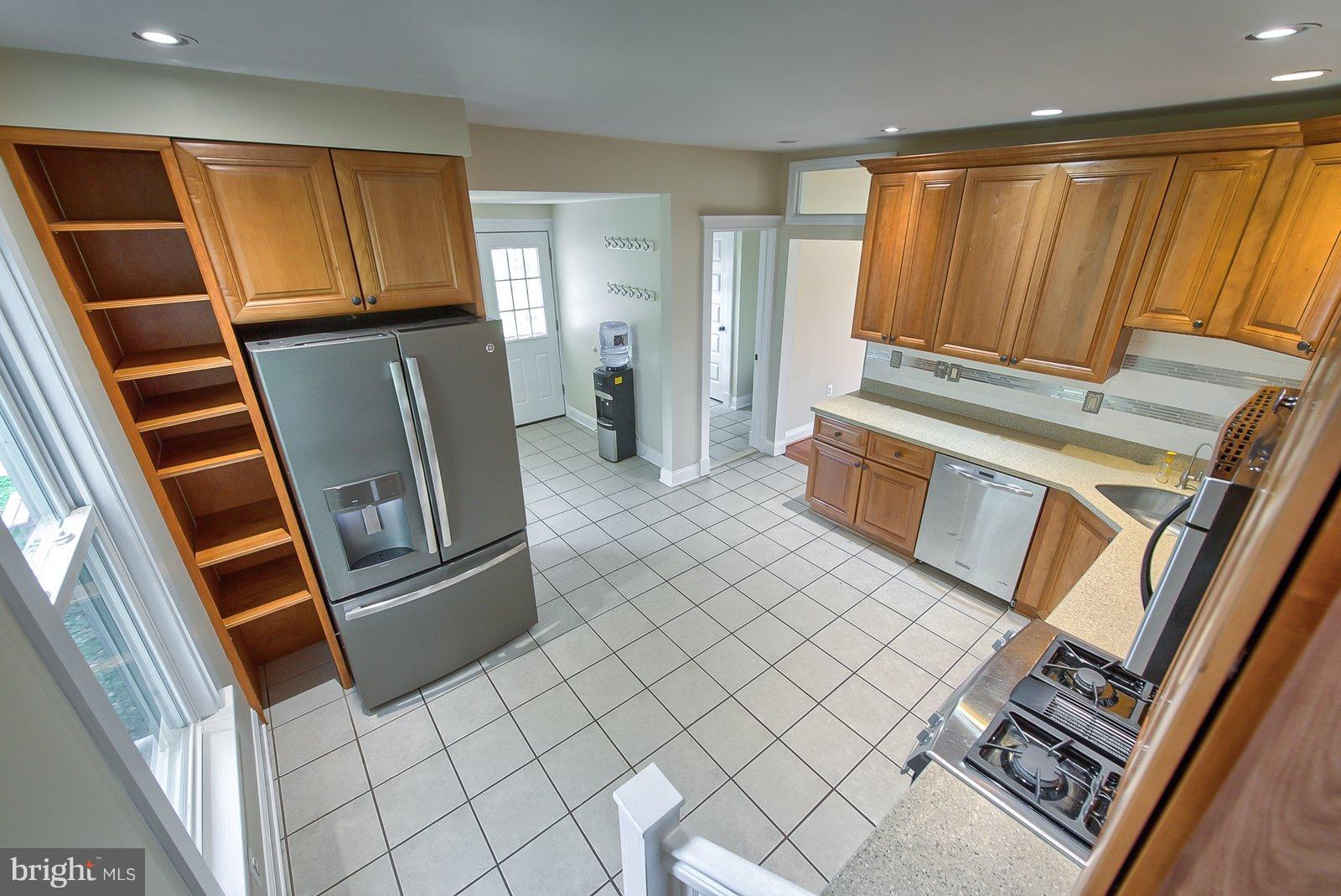 21521 Peach Tree Road Dickerson, MD 20842 - Photo 9 of 30 Modern spacious kitchen with gas cooking!