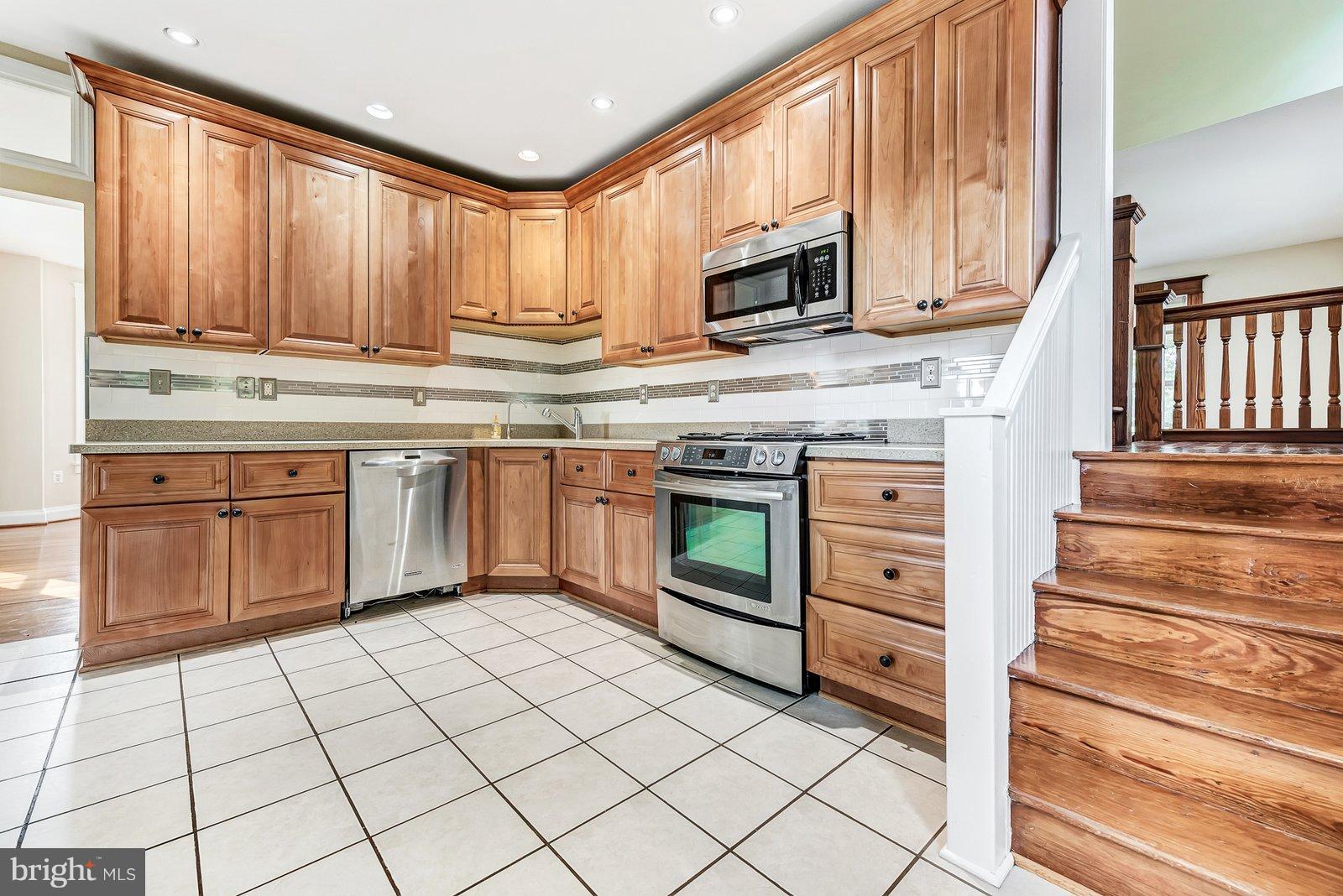 21521 Peach Tree Road Dickerson, MD 20842 - Photo 10 of 30 Newer stainless appliances