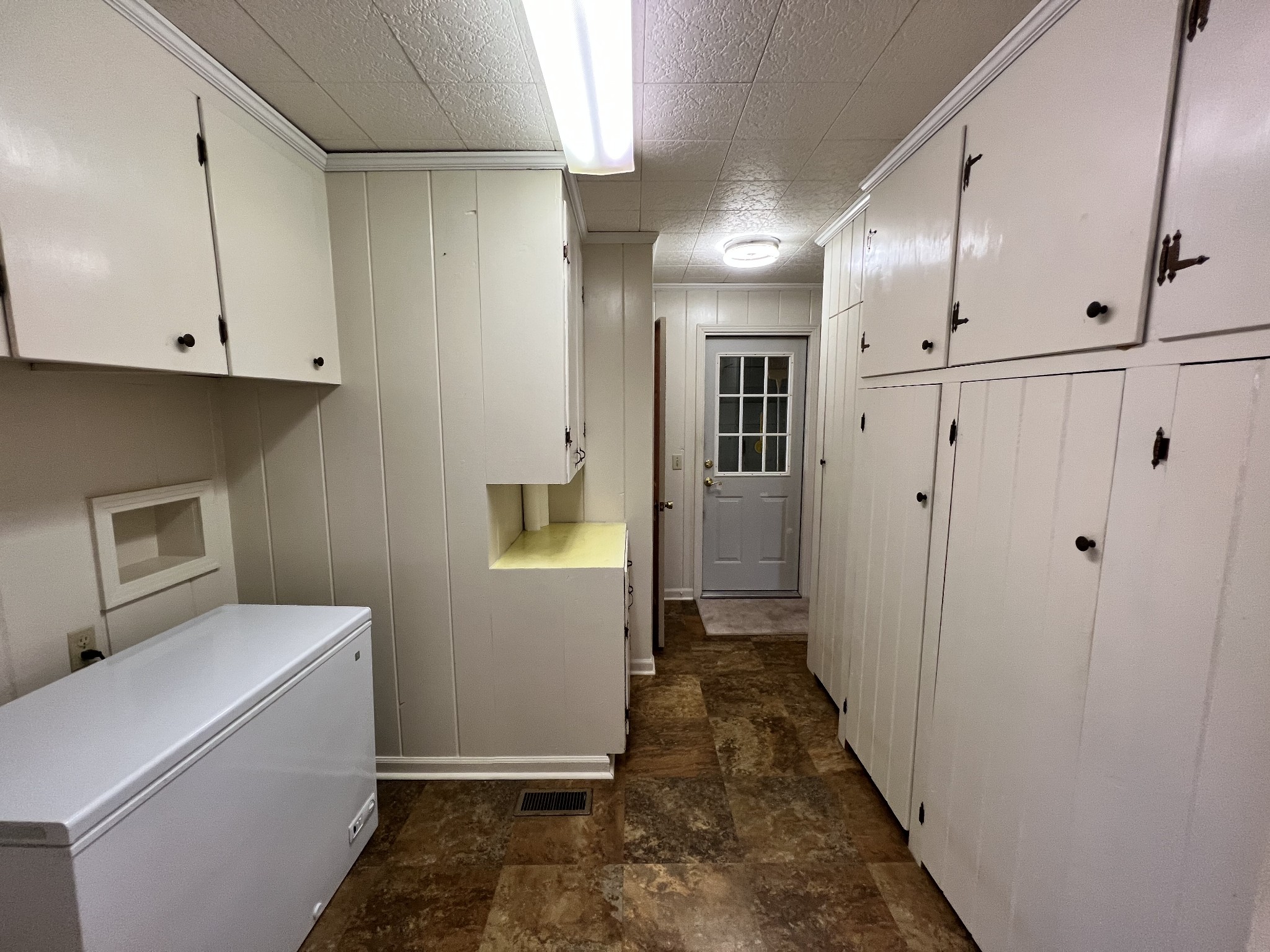 499 Willow Oak Road Manchester, TN 37355 - Photo 12 of 26 a view of a storage & utility room with closet