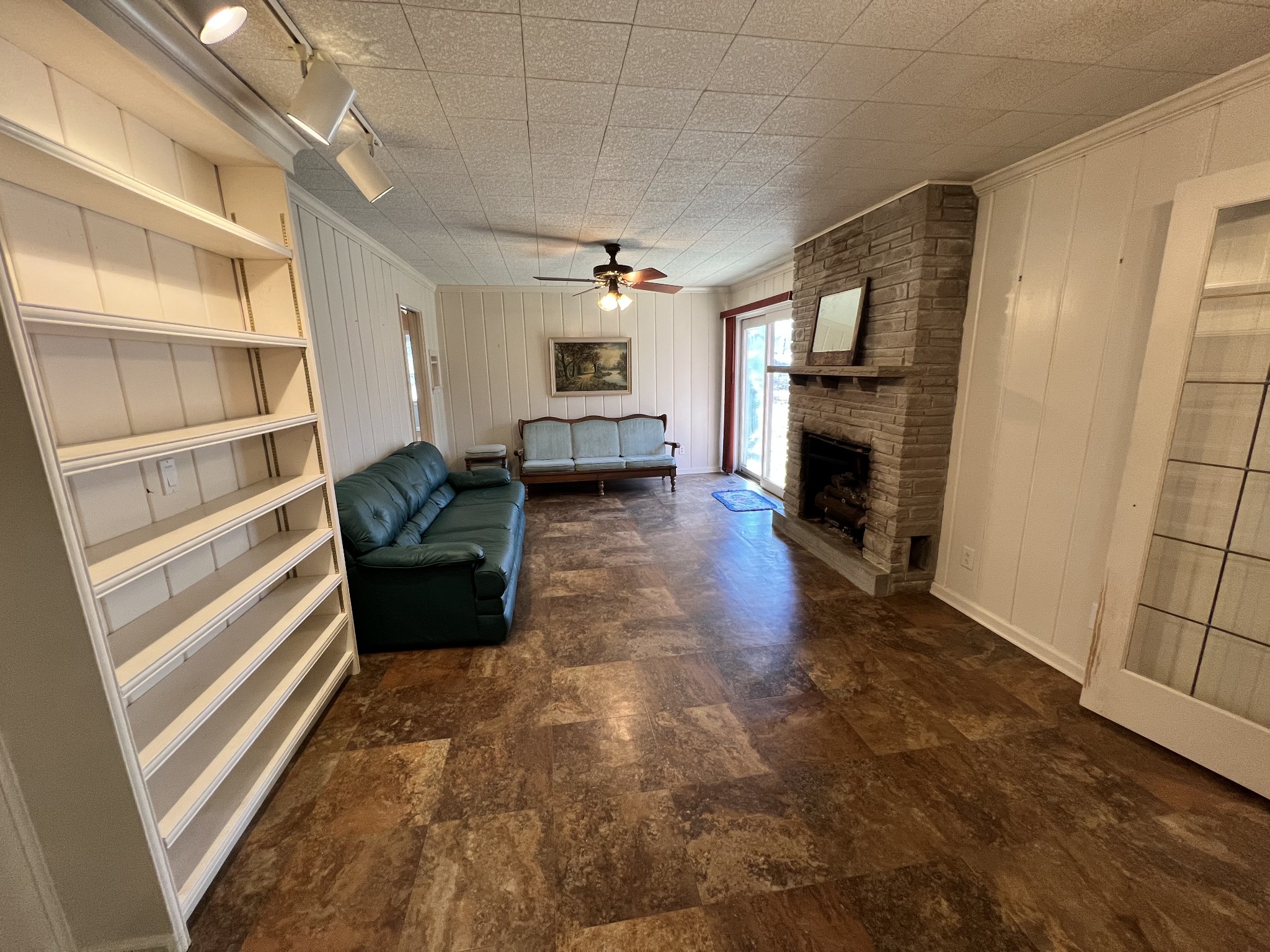 499 Willow Oak Road Manchester, TN 37355 - Photo 6 of 26 a living room with furniture and a fireplace
