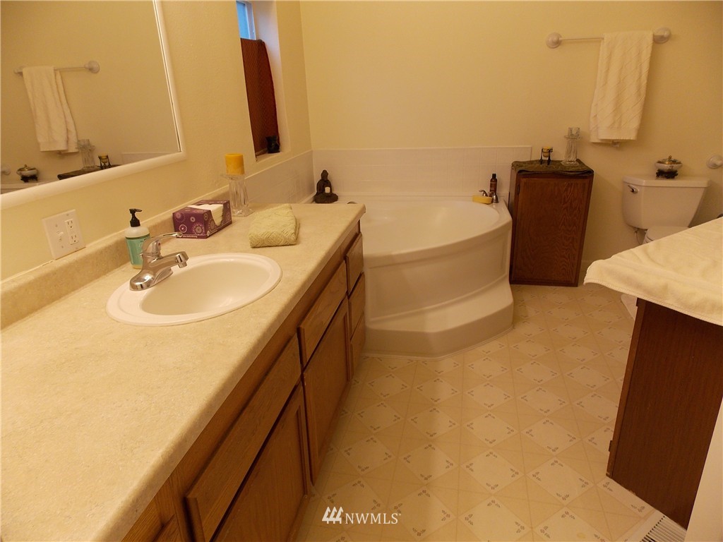 17810 Mulqueen Road Southeast Rainier, WA 98576 - Photo 18 of 24 Gallery Image 18