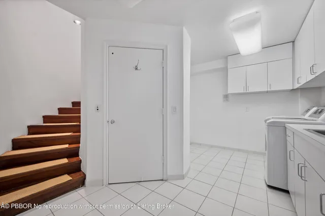 a view of entryway and kitchen