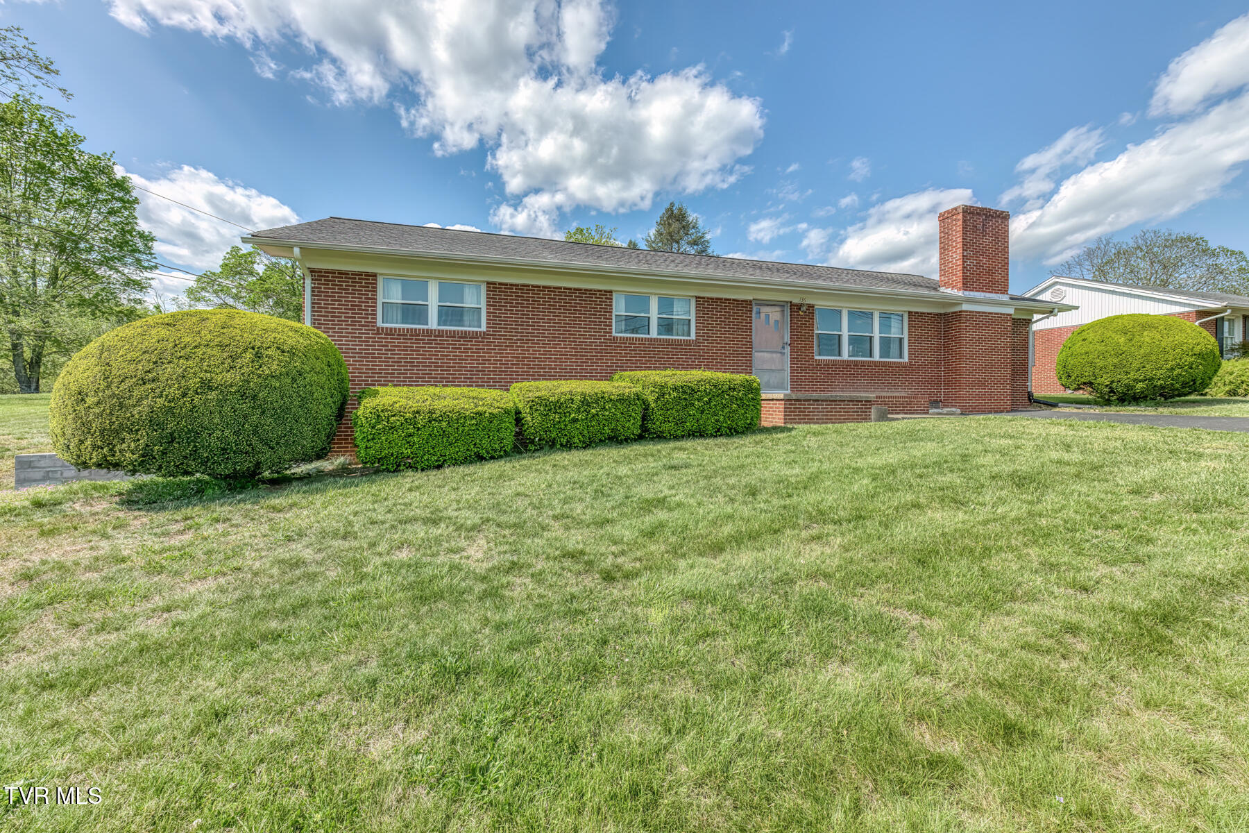 136 Hemlock Street Mount Carmel, TN 37645 - Photo 3 of 39 136 Hemlock St-29