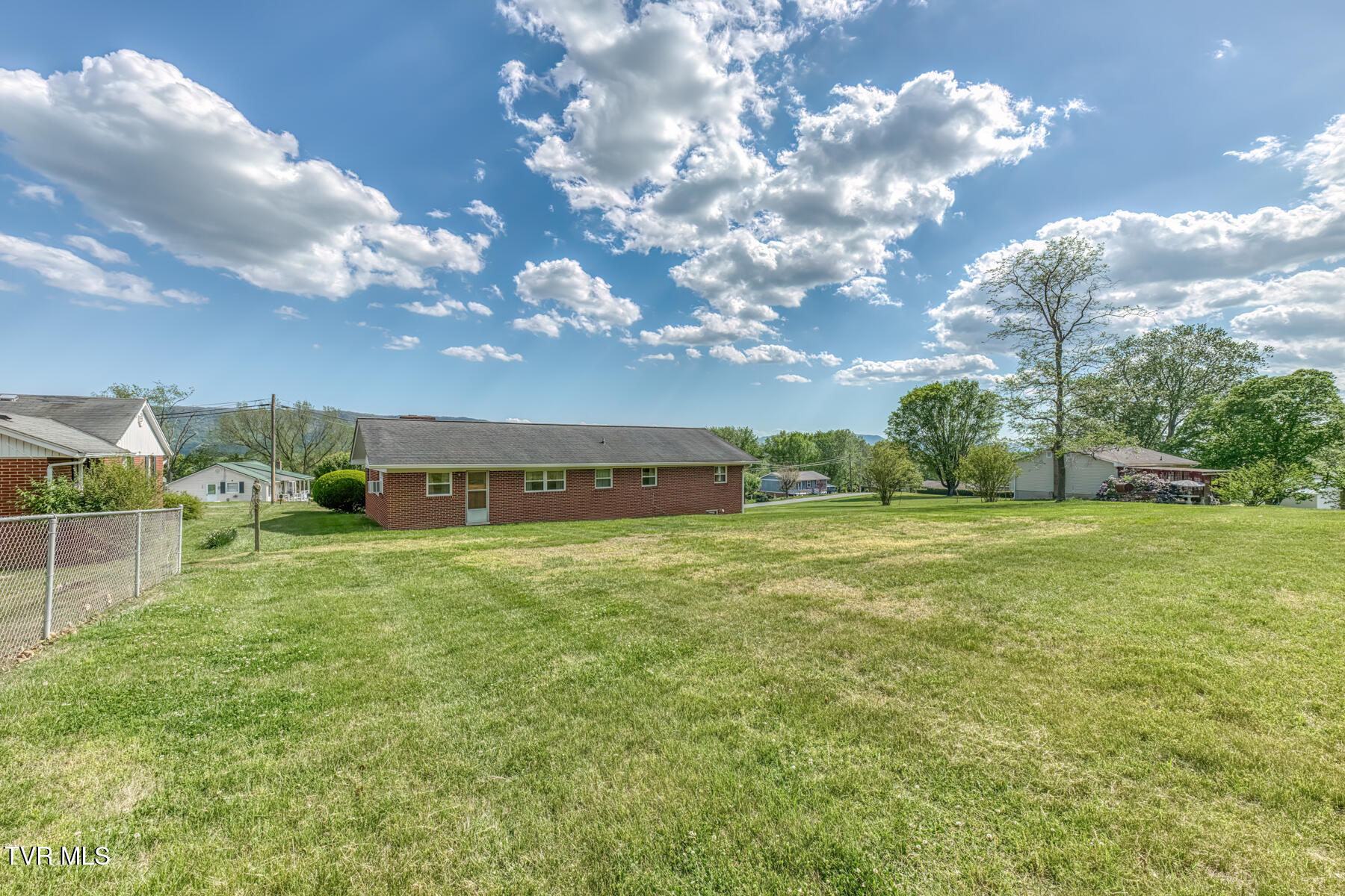 136 Hemlock Street Mount Carmel, TN 37645 - Photo 37 of 39 136 Hemlock St-37
