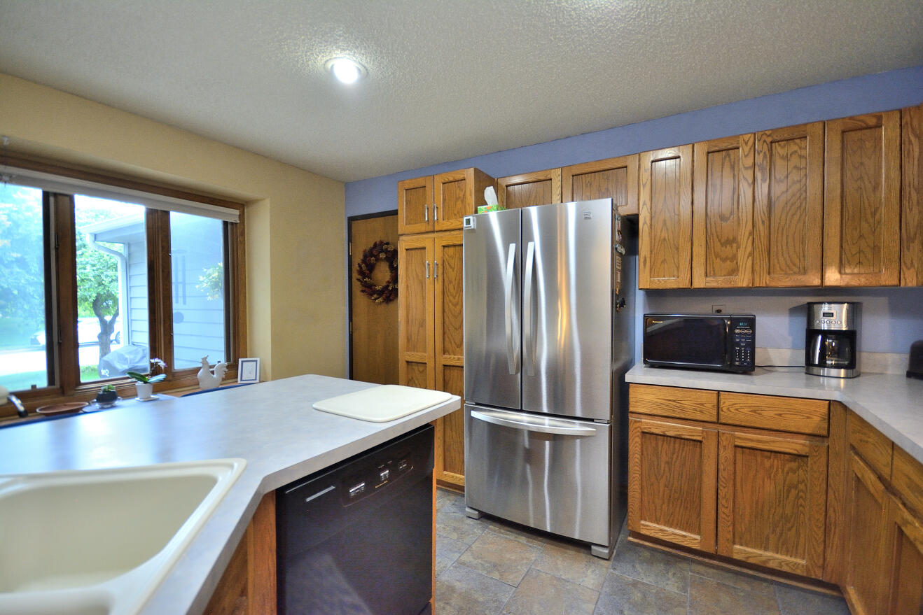 15651 West Ridge Road New Berlin, WI 53151 - Photo 11 of 27 KITCHEN