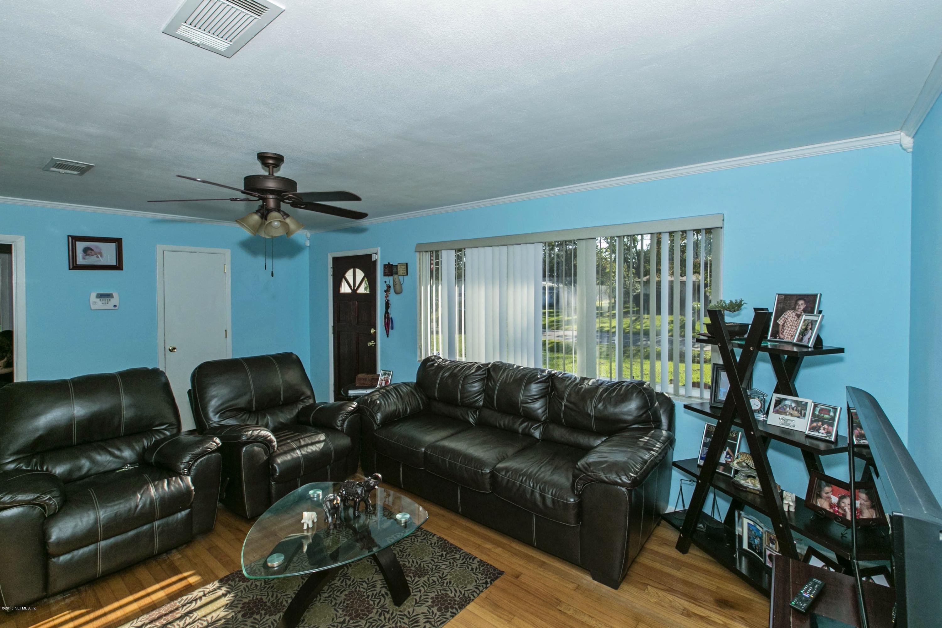 1025 Nightingale Road Jacksonville, FL 32216 - Photo 6 of 19 006_Living Room (2)