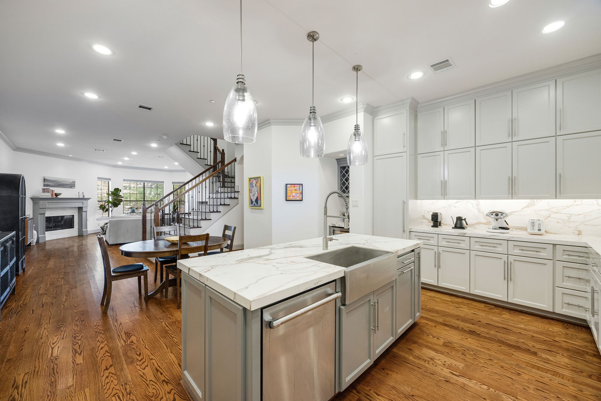 2415 Commonwealth Street Houston, TX 77006 - Photo 14 of 26 A true centerpiece of the home, the chef-inspired kitchen blends sophisticated design with everyday functionality. An oversized island, premium appliances, abundant custom cabinetry, and dramatic floor-to-ceiling stone create a space that is equally suited for gourmet cooking and entertaining.