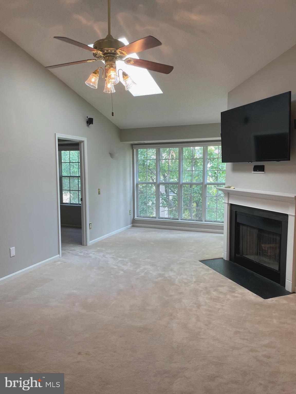 115 Fort Evans Road Southeast, Unit F Leesburg, VA 20175 - Photo 8 of 30 Living Room