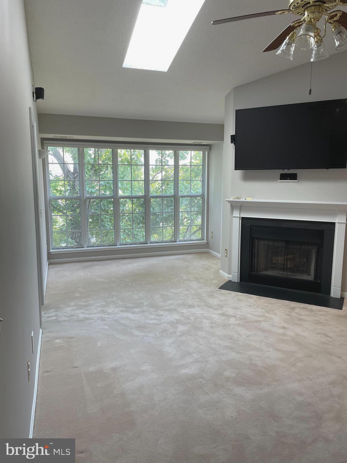 115 Fort Evans Road Southeast, Unit F Leesburg, VA 20175 - Photo 9 of 30 Living Room