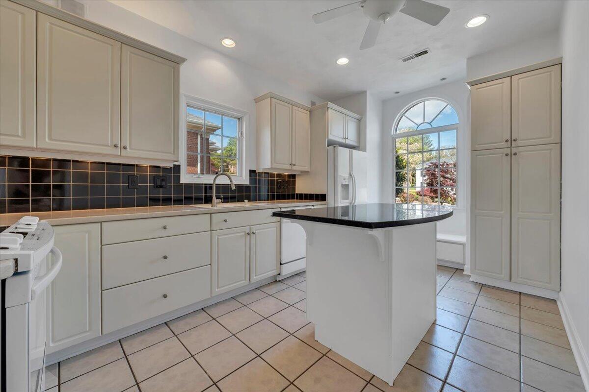 4822 Cave Spring Lane Roanoke, VA 24018 - Photo 6 of 41 06-MIB03995