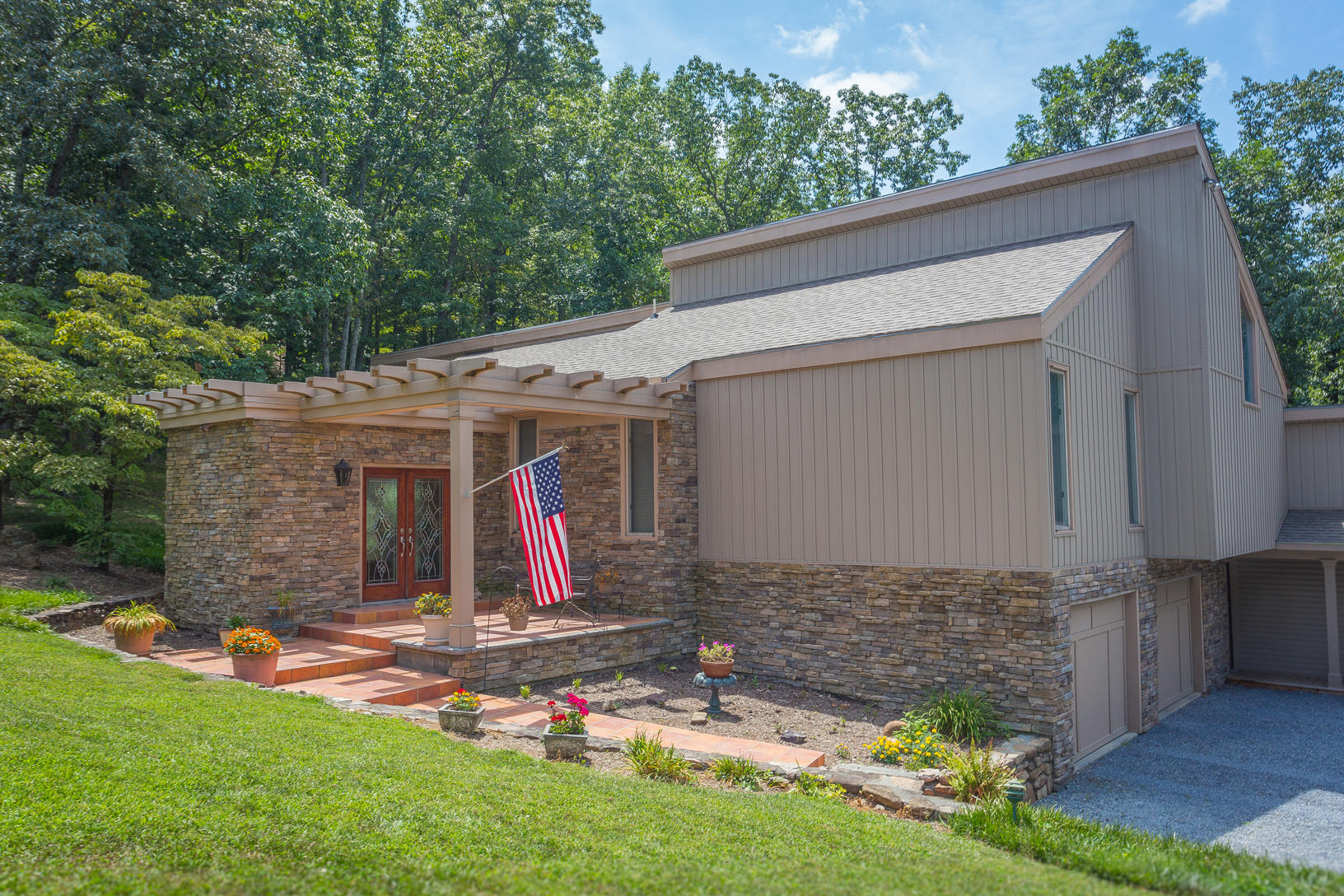 5244 Falcon Ridge Road Roanoke, VA 24018 - Photo 4 of 49 a view of a back yard of the house
