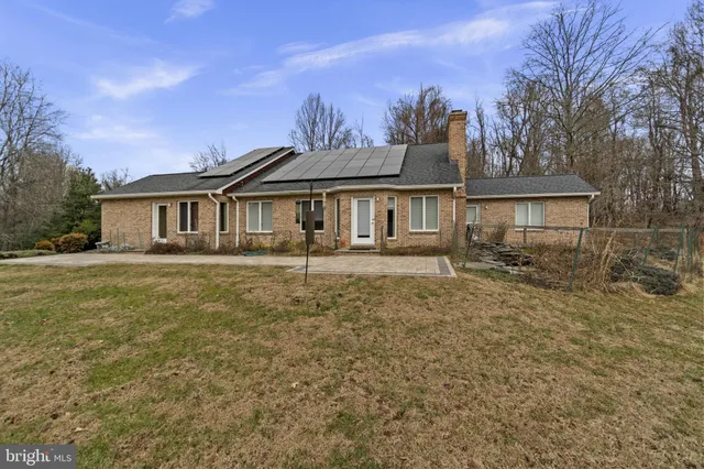 a view of back yard of the house