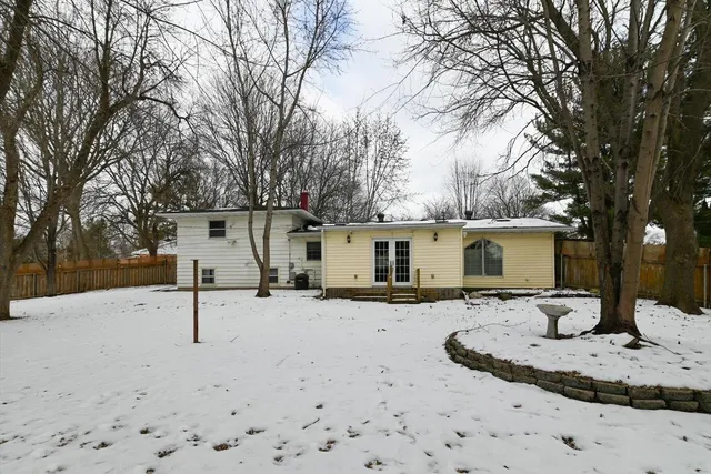 $425,000 | 2102 Manor Green Drive, Madison, WI 53711