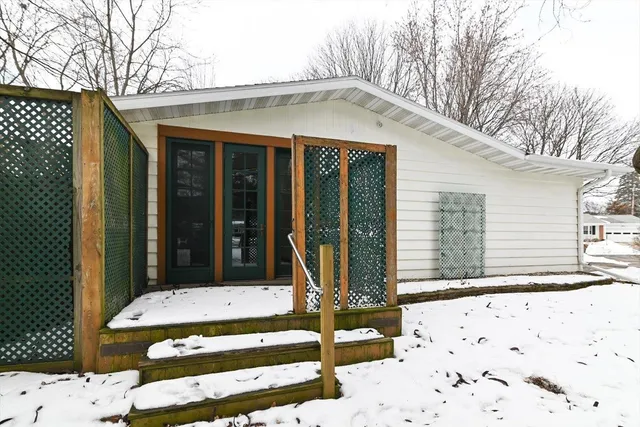 $425,000 | 2102 Manor Green Drive, Madison, WI 53711