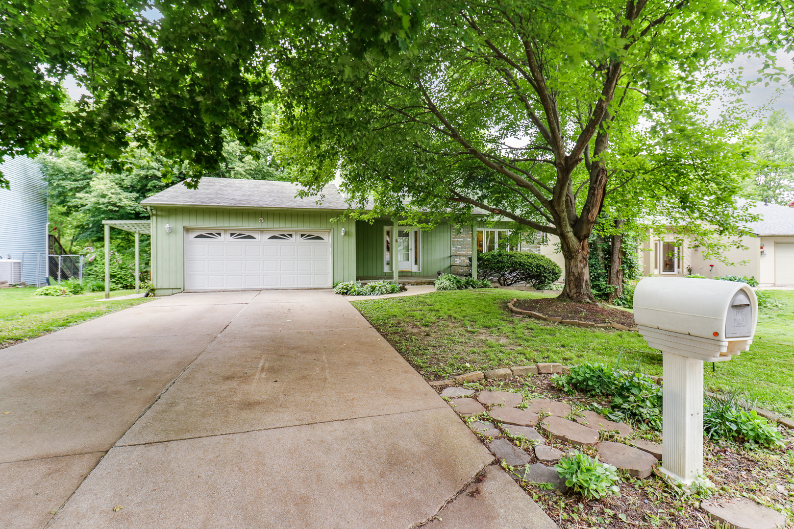 5 Lake Bluff Road Bloomington, IL 61704 - Photo 3 of 47 Gallery Image 3