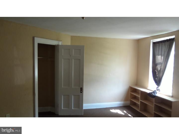 1021 Collings Road Camden, NJ 08104 - Photo 2 of 14 Living Room
