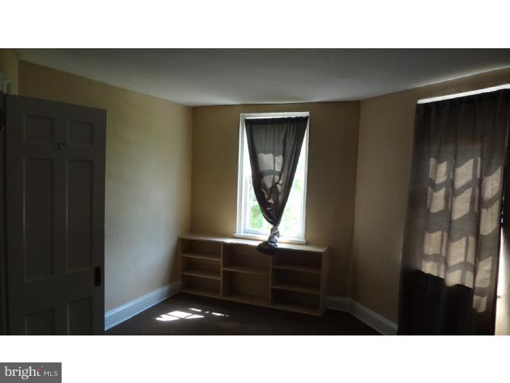 1021 Collings Road Camden, NJ 08104 - Photo 4 of 14 Living Room