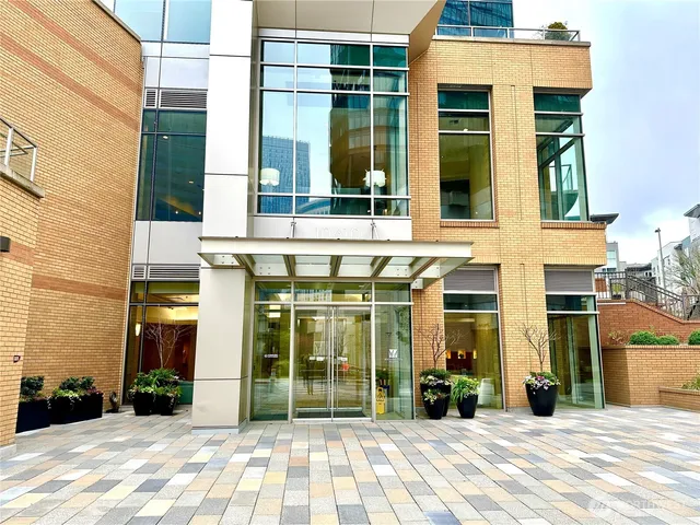 $2,650 | 10610 Northeast 9th Place, Unit 803, Bellevue, WA 98004