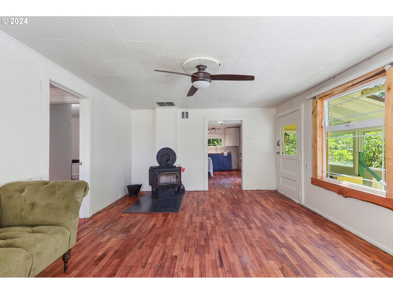 112 Girl Scout Road Stevenson, WA 98648 - Photo 19 of 48 Living Room