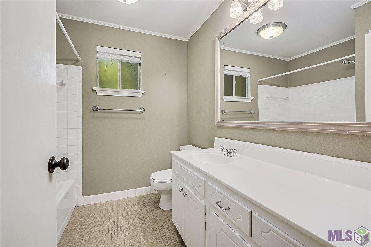 1142 Rodney Drive Baton Rouge, LA 70808 - Photo 9 of 13 HALL BATH