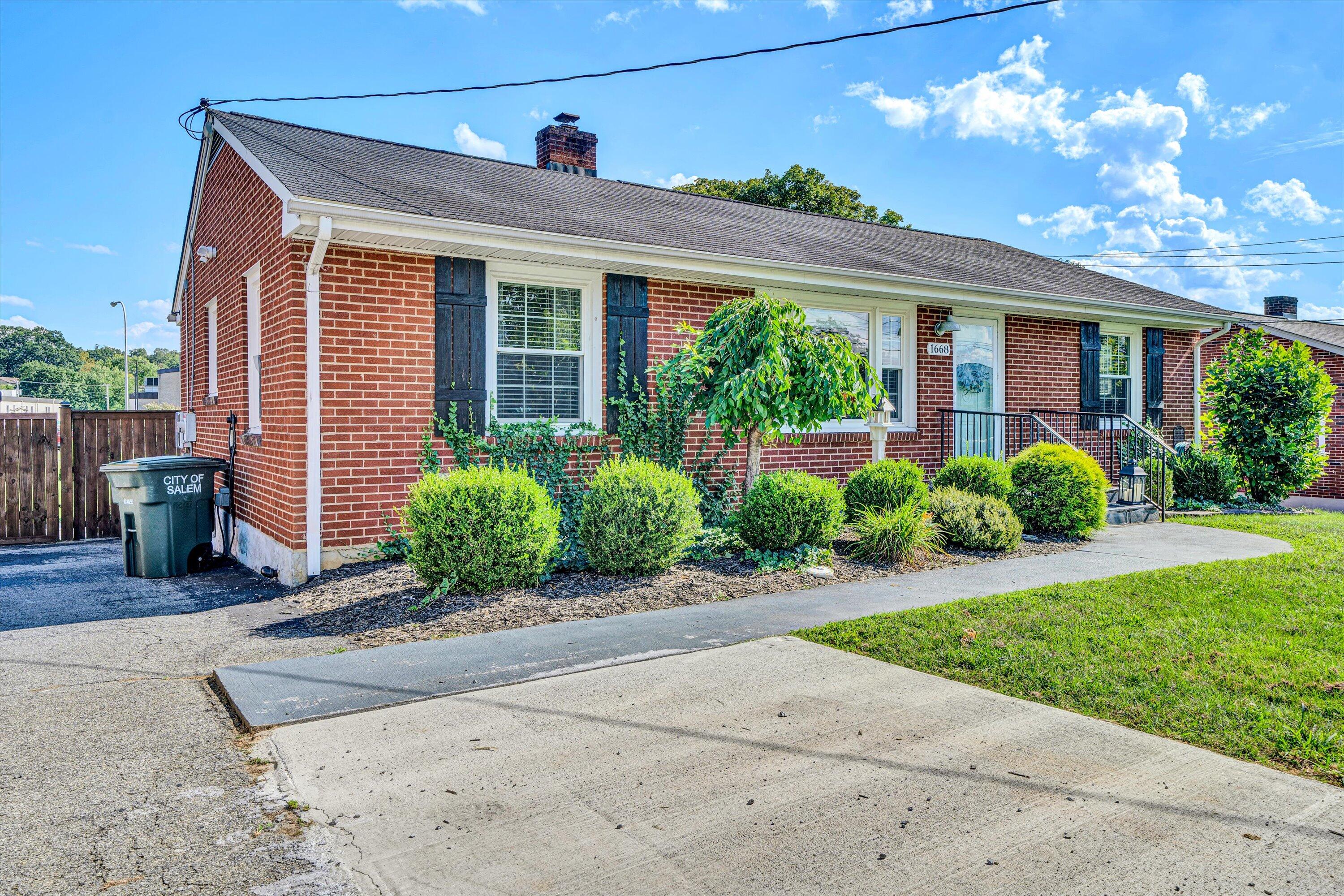 1668 Reece Road Salem, VA 24153 - Photo 2 of 47 02-SGP-00826