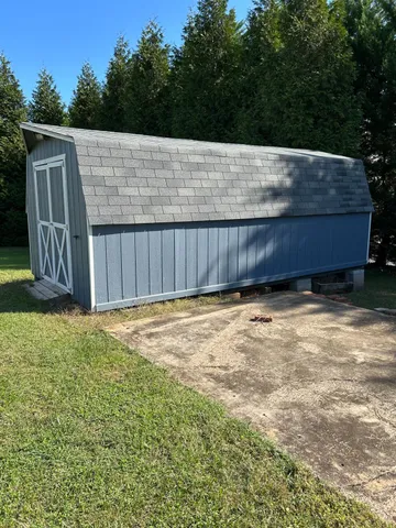 a view of a backyard