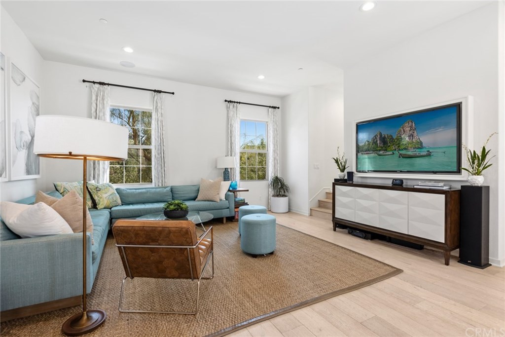 53 Kestrel Irvine, CA 92618 - Photo 4 of 39 Welcoming Ambiance