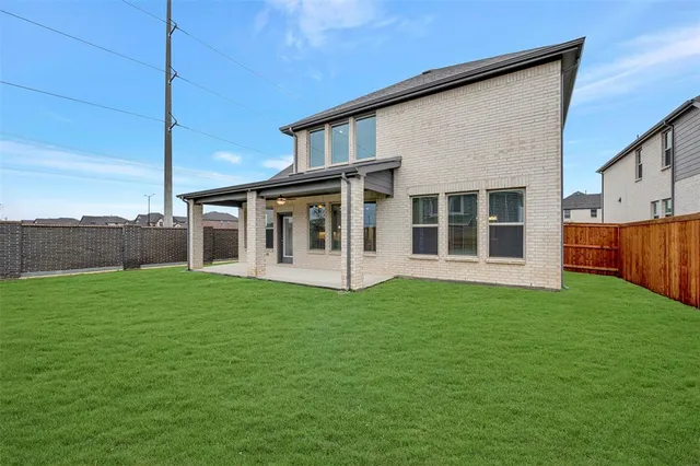 a view of a house with backyard