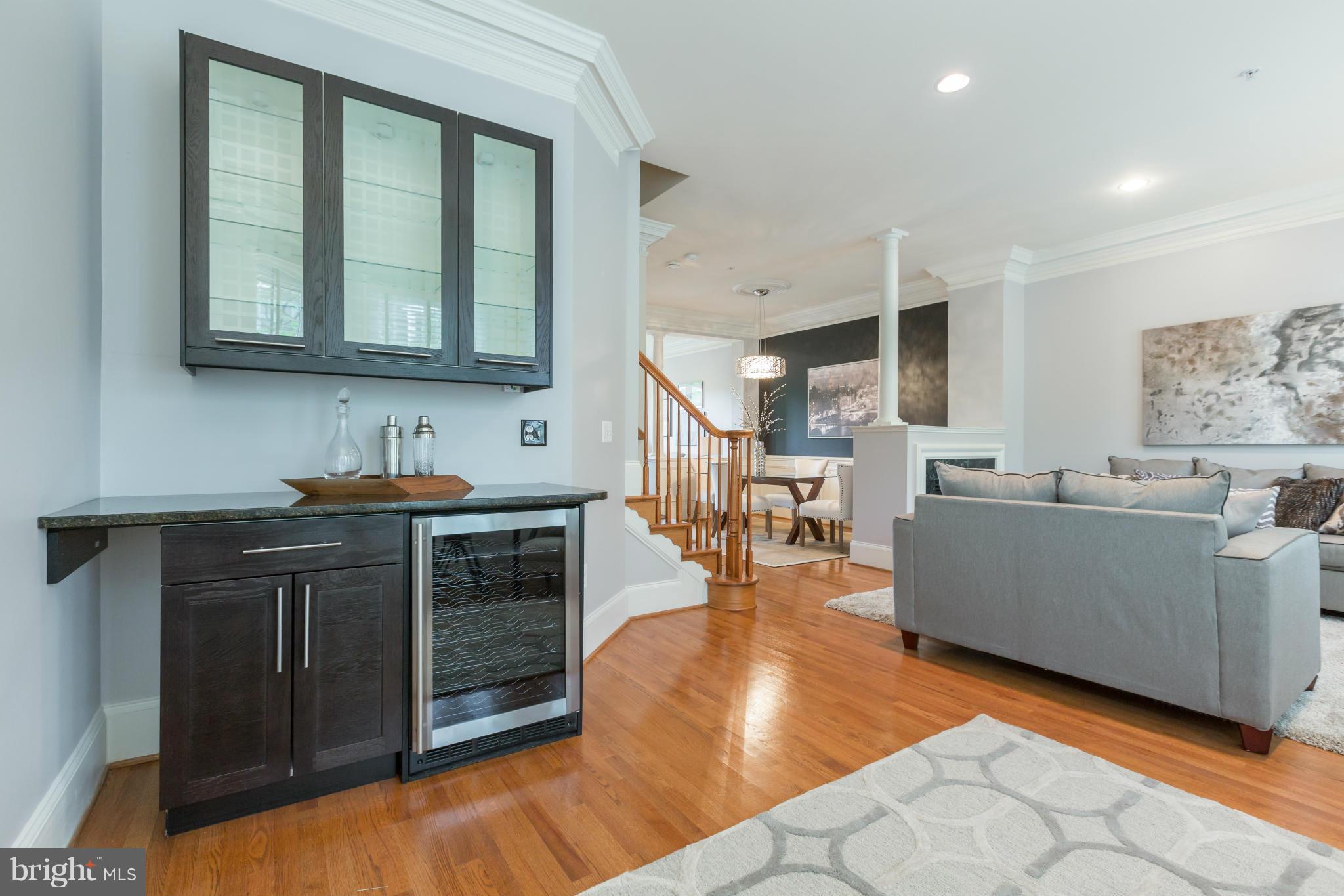 722 Carpenter Road Alexandria, VA 22314 - Photo 9 of 28 Living Room