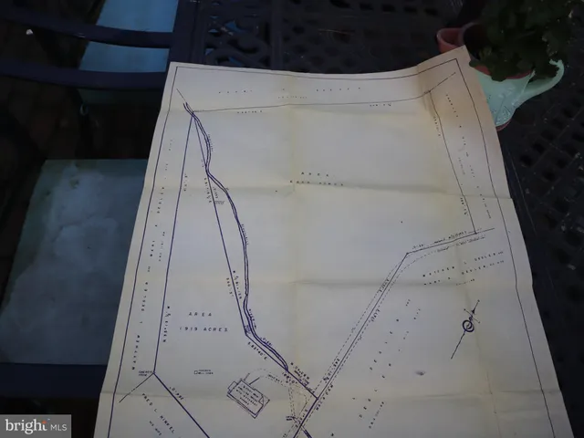 a picture of a wall with a white wall and a white wall