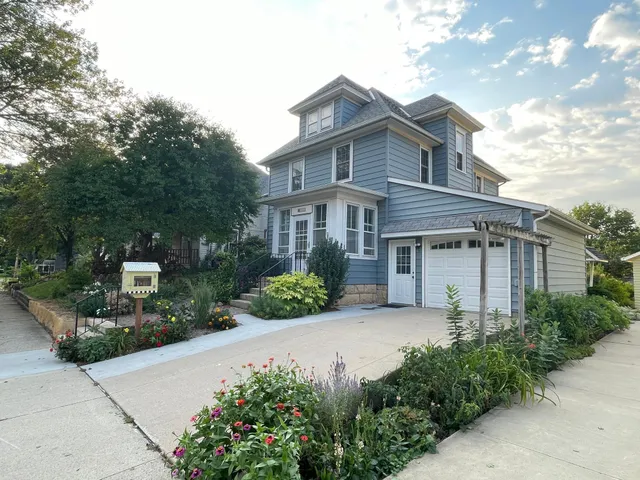 $300,000 | 222 West Pleasant Street, Mankato, MN 56001