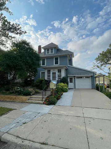 $300,000 | 222 West Pleasant Street, Mankato, MN 56001