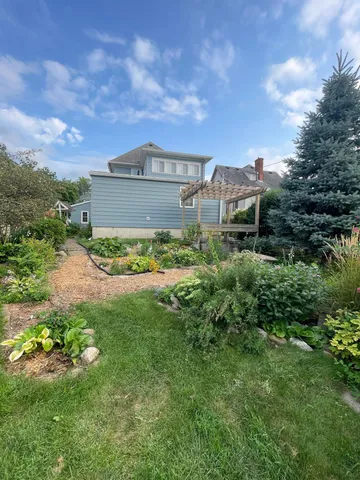 $300,000 | 222 West Pleasant Street, Mankato, MN 56001