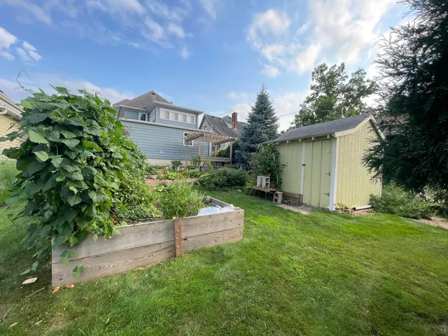 $300,000 | 222 West Pleasant Street, Mankato, MN 56001