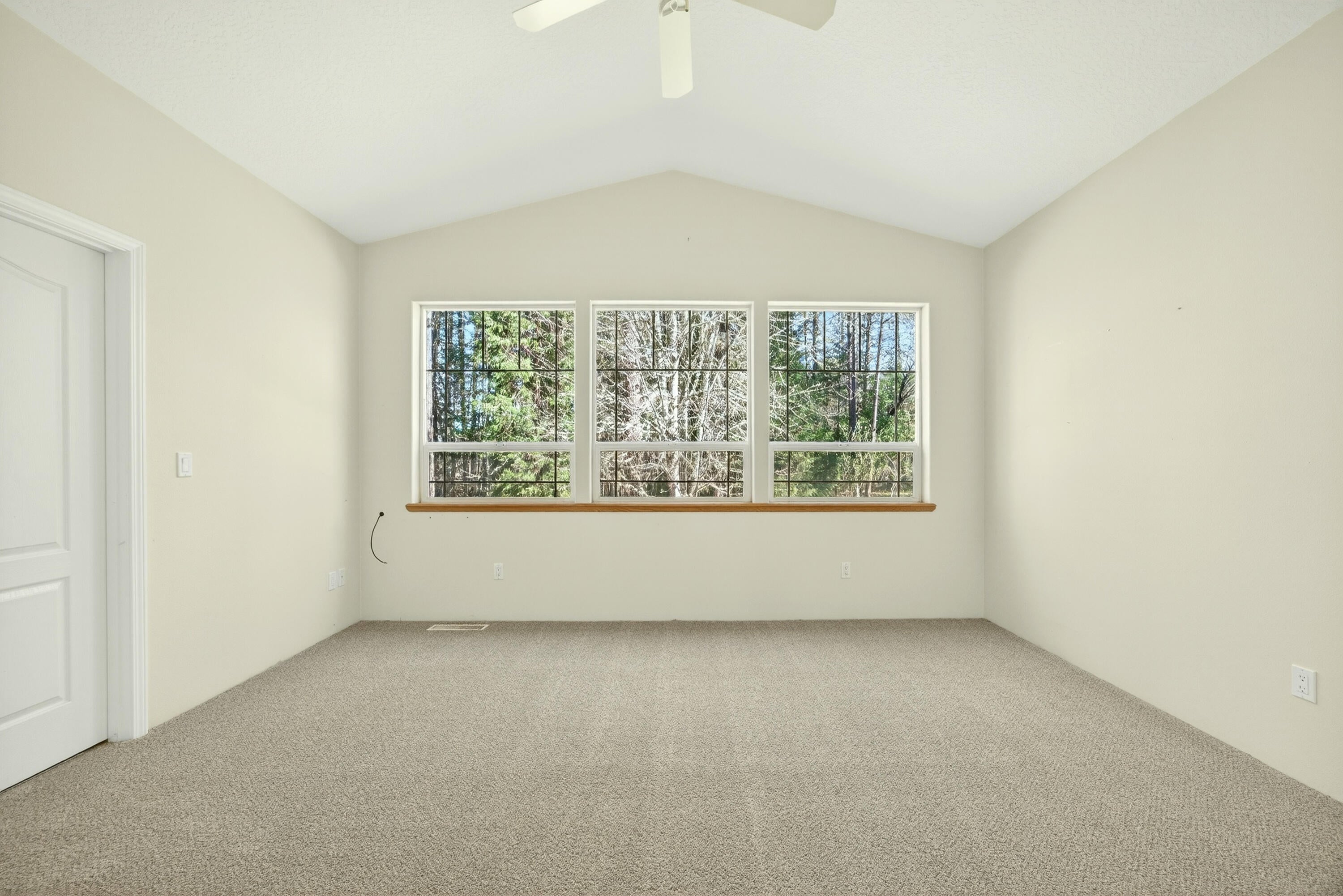 150 Ridgefield Road Grants Pass, OR 97527 - Photo 20 of 34 Office or bonus space leading to the mudroom and oversized 4 car garage