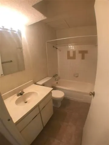 $1,400 | 2408 Longview Street, Unit 111, Austin, TX 78705