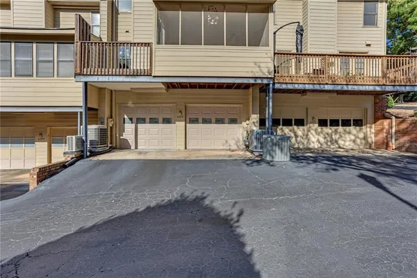 a view of a house with large parking space