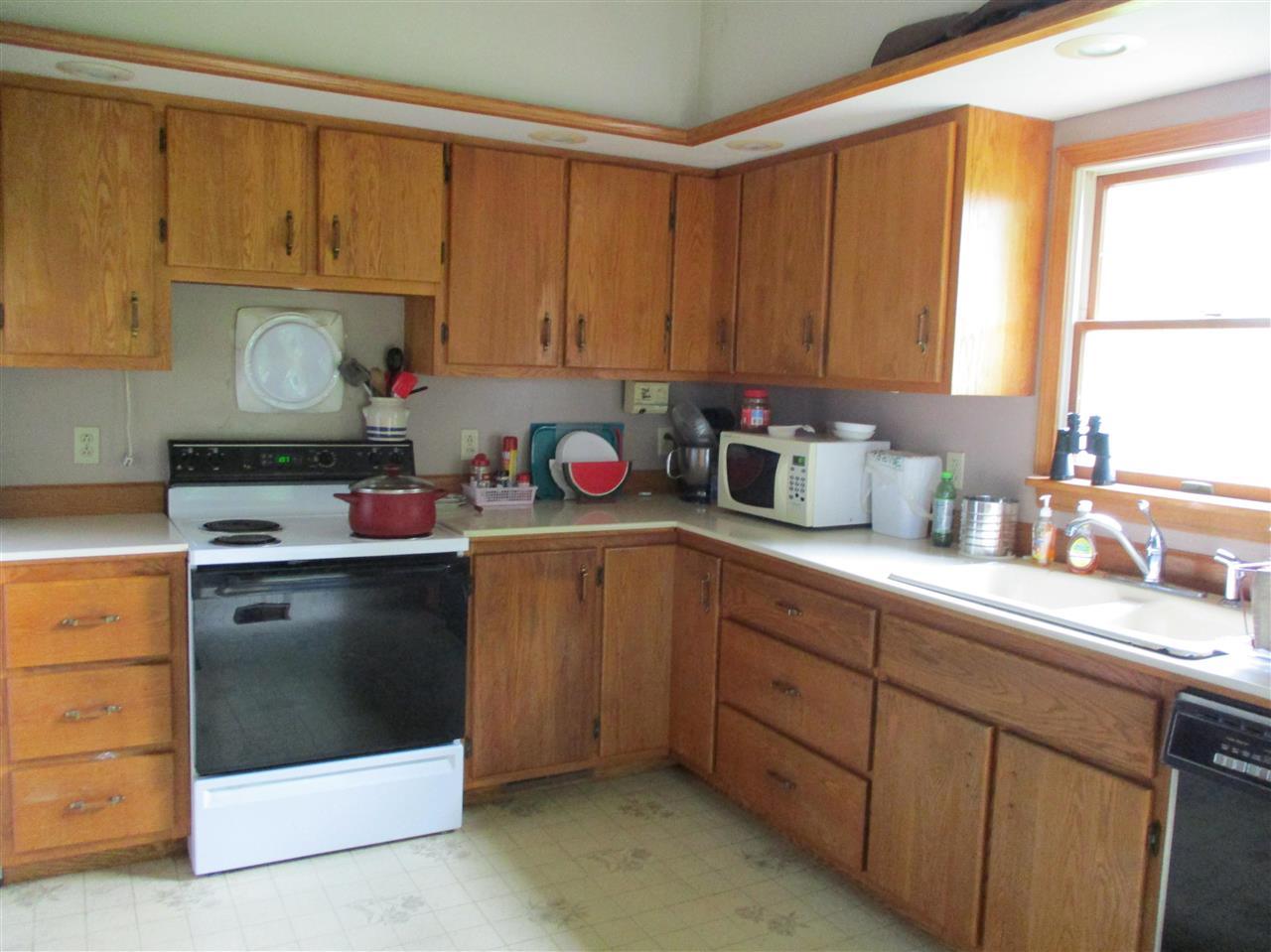 8429 Newburg Road Durand, MI 48429 - Photo 4 of 37 50048604-3.JPG