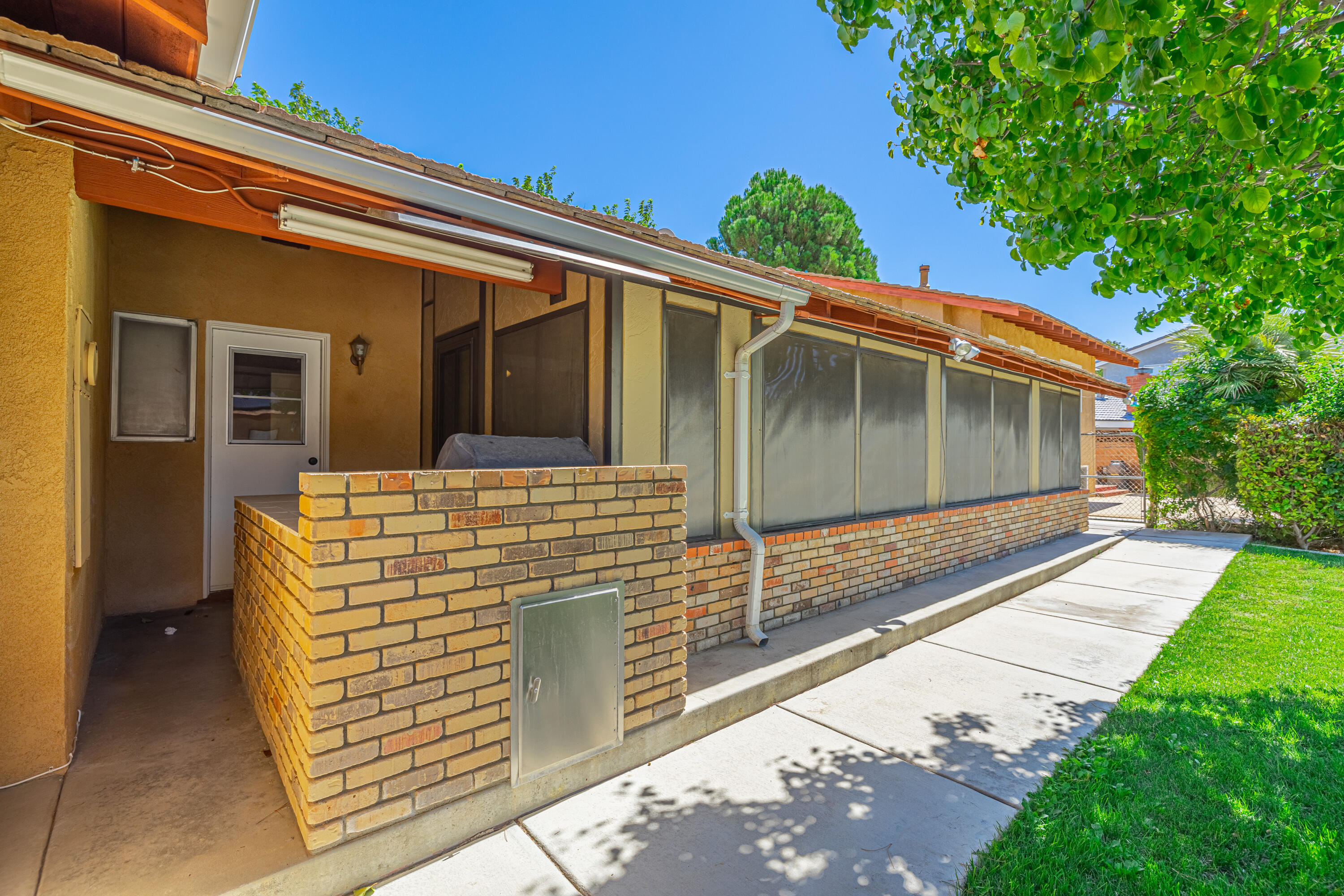 43733 Fenner Avenue Lancaster, CA 93536 - Photo 5 of 48 a front view of a house with garden