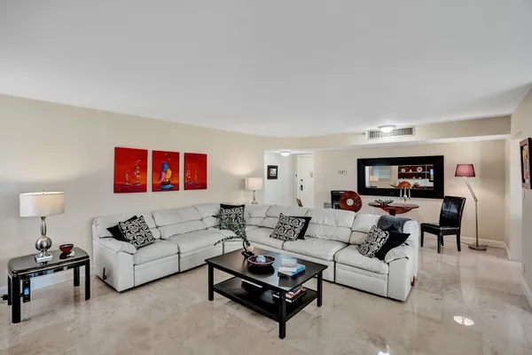 $3,950 | 1361 South Ocean Boulevard, Unit 210, Pompano Beach, FL 33062