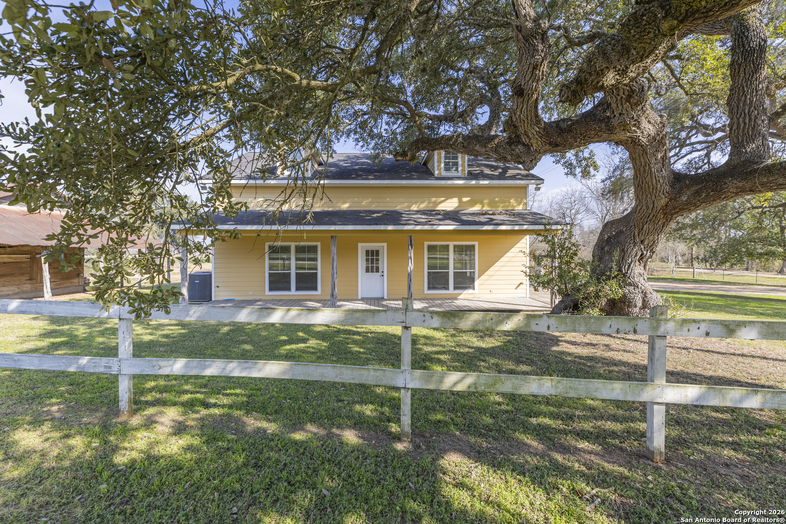a view of a house with backyard