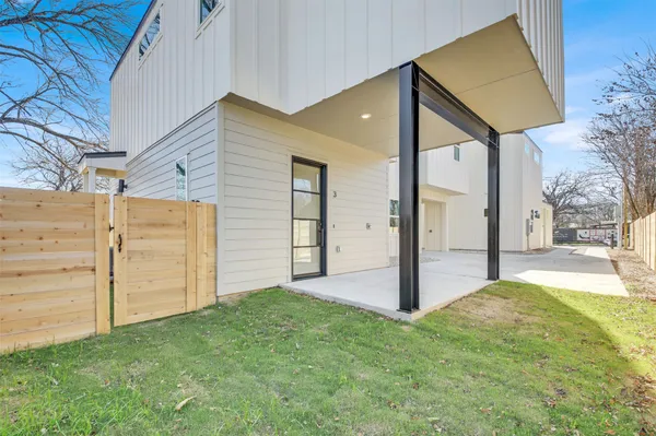 a view of a house with backyard and bathroom